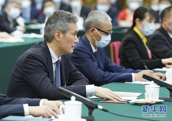  5月24日，全国人大代表罗杰（左一）参加湖北代表团的审议并发言。新华社记者 黄敬文 摄