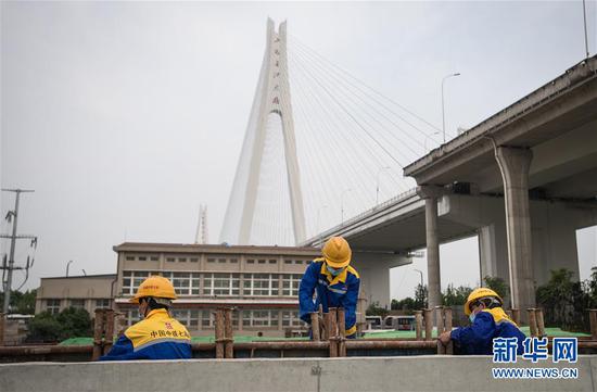  4月30日，来自中铁七局的建设者在武汉武九北综合管廊工程施工现场作业。新华社记者 肖艺九 摄