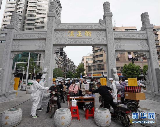  4月16日，进出武汉汉正街步行街的人员在扫描健康码。新华社记者 王毓国 摄