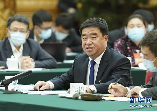 5月22日，全国人大代表薛志国参加内蒙古代表团的审议并发言。新华社记者 黄敬文 摄