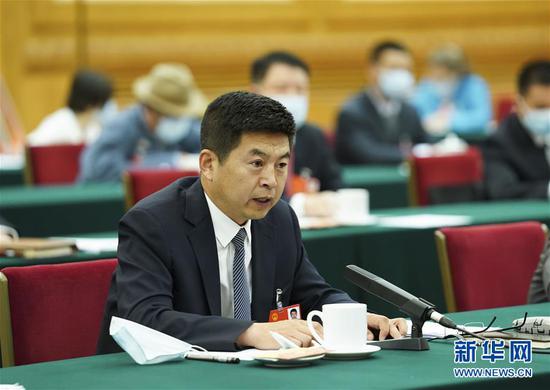  5月22日，全国人大代表费东斌参加内蒙古代表团的审议并发言。新华社记者 黄敬文 摄
