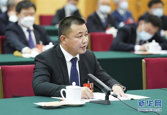  5月24日，全国人大代表张文喜参加湖北代表团的审议并发言。新华社记者 黄敬文 摄